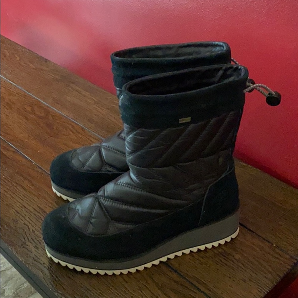 NWOT Women’s size 8 UGG winter boots